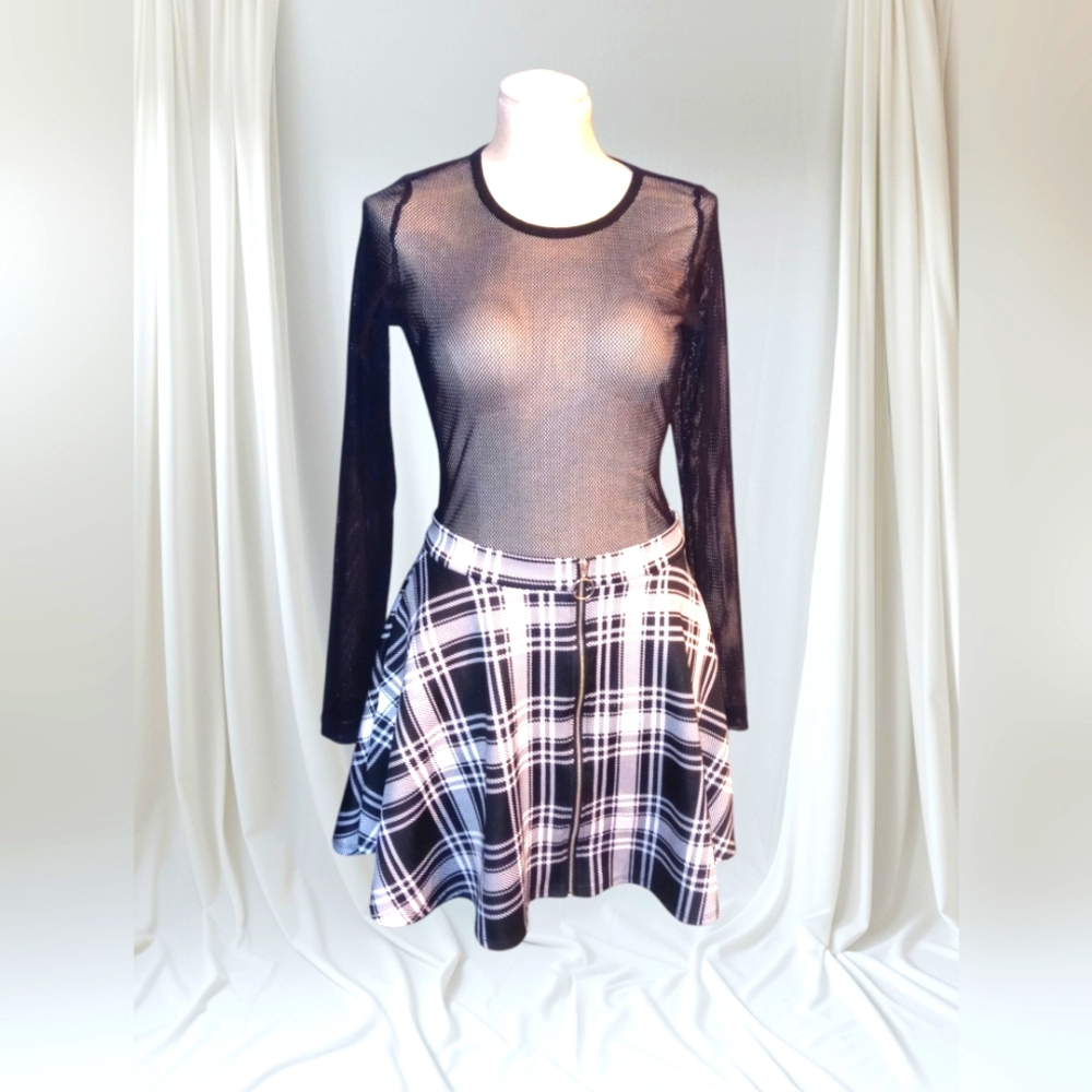Hot Topic Black and White Mini Skater Skirt with Pleated Style for Casual Nights